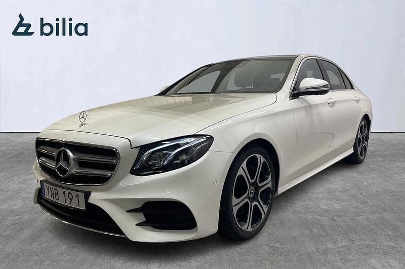 Vit Begagnad 2017 Mercedes E220 AMG Sedan | 299 900 kr (Lite dyr) - Bild 1/4
