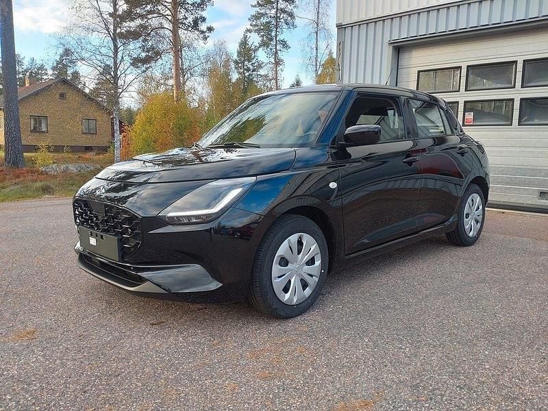 Svart Ny 2024 Suzuki Swift Halvkombi | 208 900 kr (Marknadspris) - Bild 1/4