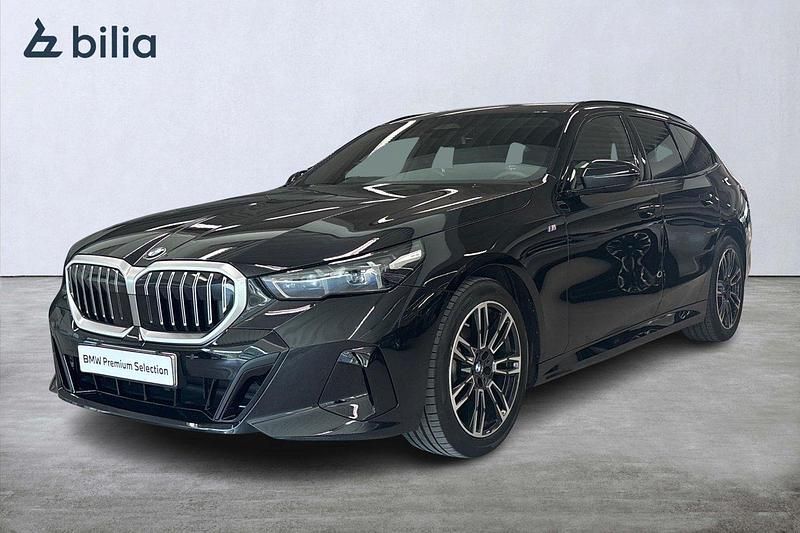 Svart Begagnad 2024 BMW 520 M Sport Kombi | 629 900 kr - Bild 1/4