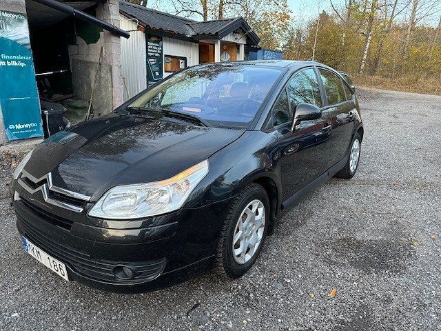 Svart Begagnad 2007 Citroën C4 Halvkombi | 28 000 kr (Marknadspris) - Bild 1/4