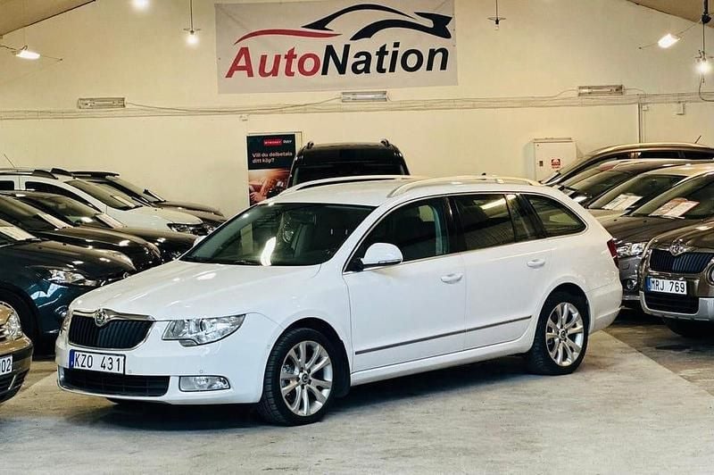Vit Begagnad 2011 Skoda Superb Elegance Kombi | 89 900 kr (Marknadspris) - Bild 1/4