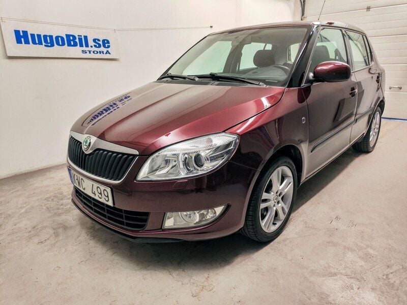 Mörkröd Begagnad 2010 Skoda Fabia Elegance Halvkombi | 59 500 kr (Dyr) - Bild 1/4