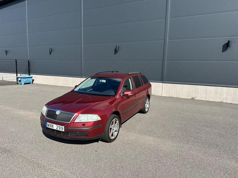 Mörkröd Begagnad 2005 Skoda Octavia Kombi | 29 900 kr (Lite dyr) - Bild 1/4