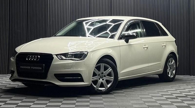 Vit Begagnad 2015 Audi A3 Sportback Attraction Halvkombi | 79 900 kr (Marknadspris) - Bild 1/4