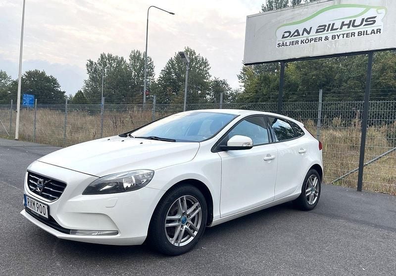 Vit Begagnad 2015 Volvo V40 Kinetic Kombi | 94 900 kr (Marknadspris) - Bild 1/4