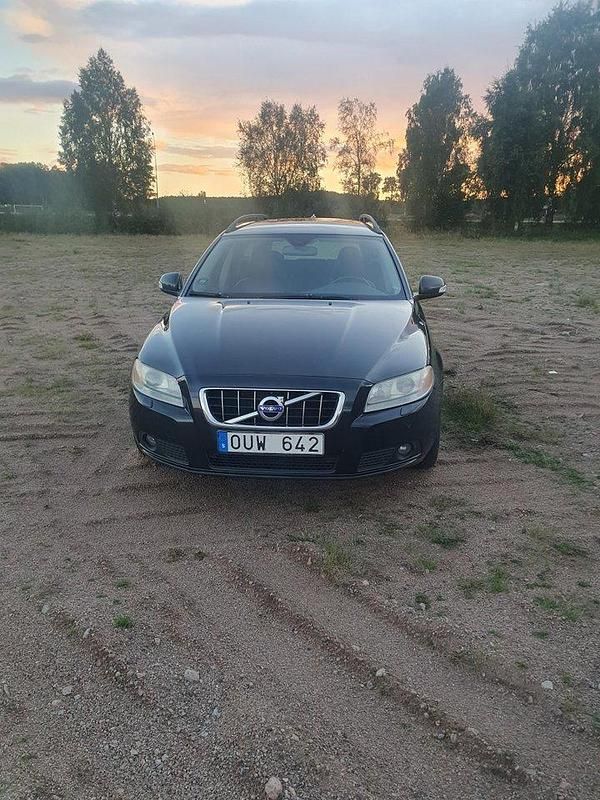Grå Begagnad 2010 Volvo V70 Momentum Kombi | 65 500 kr (Bra pris) - Bild 1/4