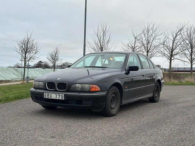 Svart Begagnad 1997 BMW 520 Sedan | 26 500 kr - Bild 1/4