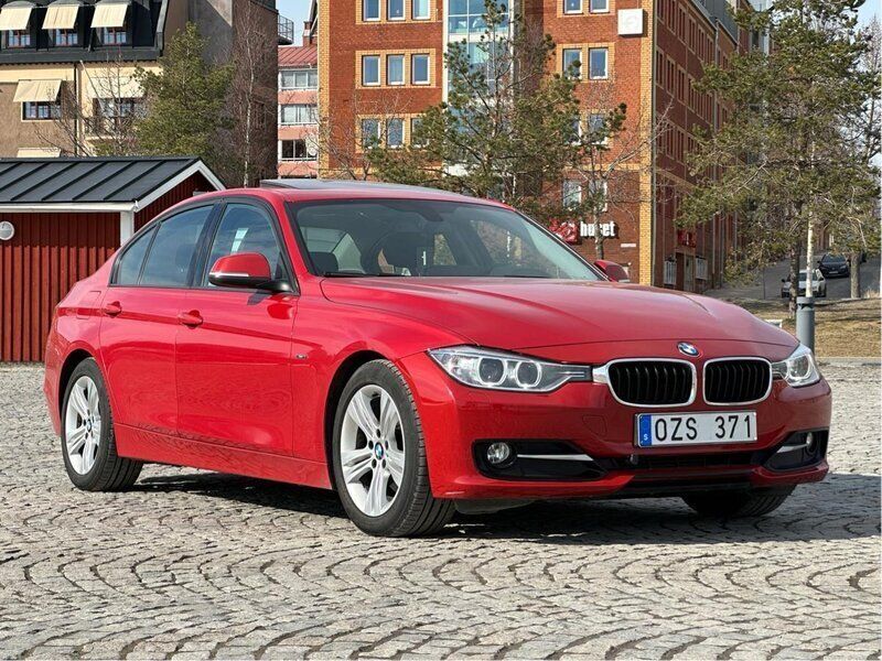 Röd Begagnad 2014 BMW 320 Sport Line Sedan | 112 000 kr (Superpris) - Bild 1/4