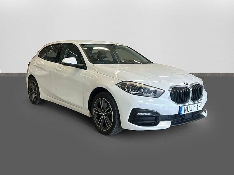 Begagnad BMW 118 Sport Line 136 HK (100 kW) 2021 Vit Halvkombi