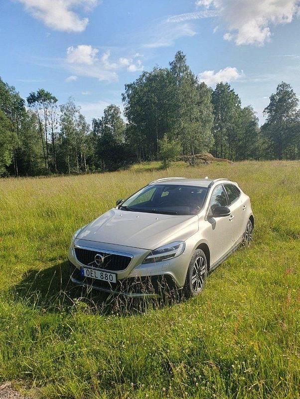 Brun Begagnad 2017 Volvo V40 CC Kombi | 99 000 kr (Bra pris) - Bild 1/4
