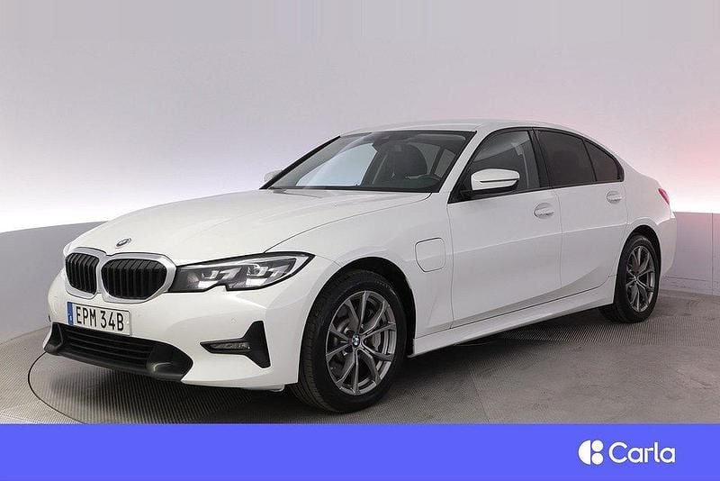 Vit Begagnad 2020 BMW 330e Sport Line Sedan | 259 900 kr (Marknadspris) - Bild 1/4