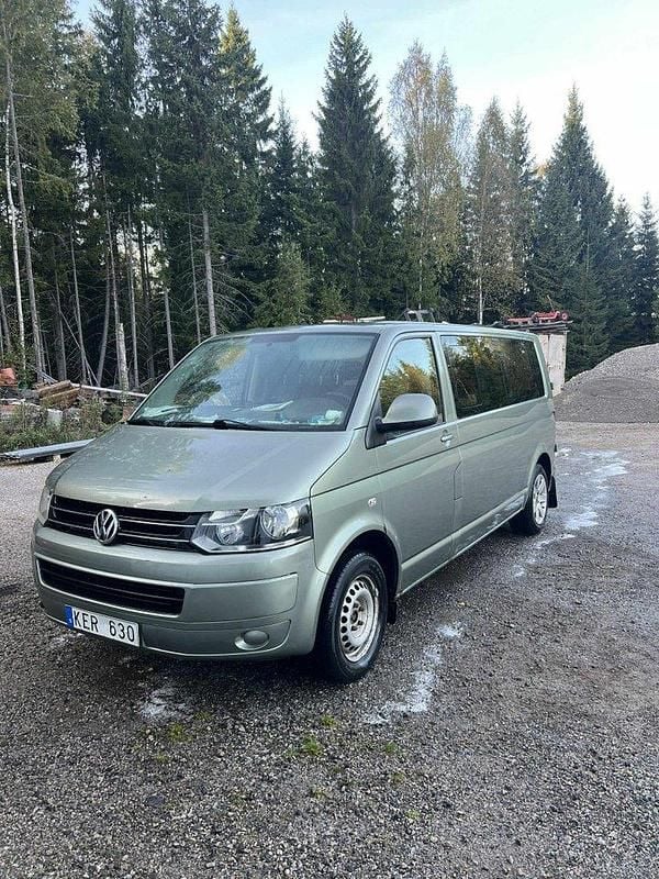 Grön Begagnad 2010 VW Caravelle Comfortline Minibuss | 115 000 kr (Marknadspris) - Bild 1/4