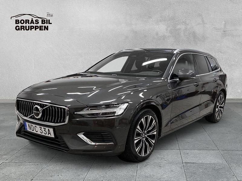 Grå Begagnad 2023 Volvo V60 Core Kombi | 339 000 kr (Marknadspris) - Bild 1/4