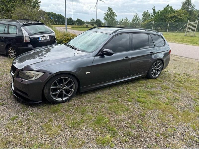 Grå Begagnad 2007 BMW 335 Comfort Edition Kombi | 135 000 kr (Lite dyr) - Bild 1/4