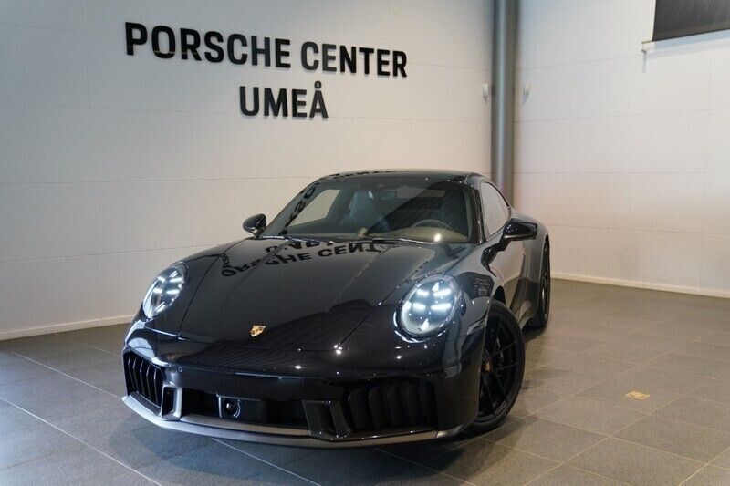 Svart (black) Ny 2025 Porsche 911 Carrera GTS Sportkupé | 2 084 500 kr (Dyr) - Bild 1/4