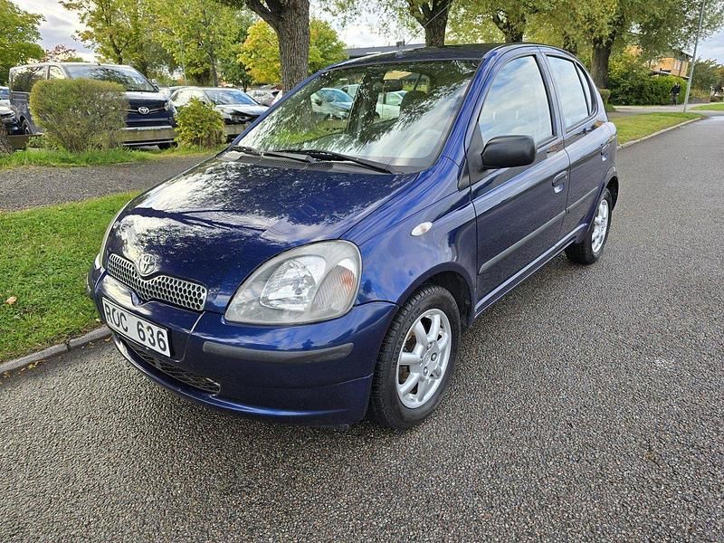 Blå Begagnad 2000 Toyota Yaris Halvkombi | 18 500 kr (Marknadspris) - Bild 1/4