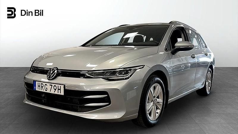Oyster silver metallic Begagnad 2025 VW Golf VIII Kombi | 309 900 kr (Bra pris) - Bild 1/4