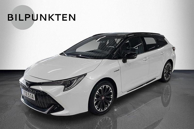 Vitmetallic/svart tak Begagnad 2020 Toyota Corolla Sport Kombi | 249 900 kr (Marknadspris) - Bild 1/4