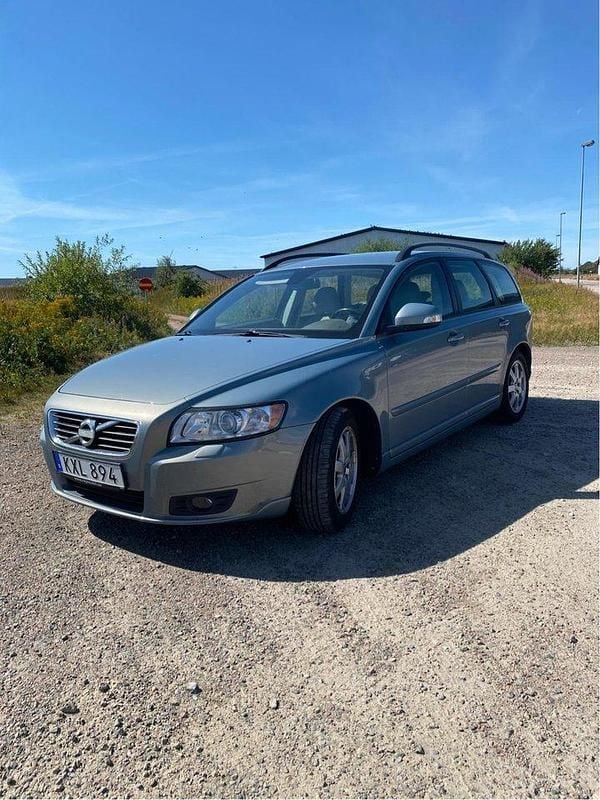 Blå Begagnad 2011 Volvo V50 Momentum Kombi | 48 000 kr (Marknadspris) - Bild 1/4