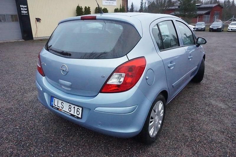 Begagnad Opel Corsa 80 HK (58 kW) 2007 Blå Halvkombi