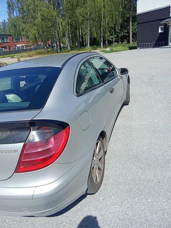 Begagnad Mercedes 180 143 HK (105 kW) 2003 Sedan