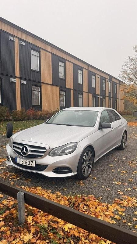Silver Begagnad 2016 Mercedes E220 Avantgarde Sedan | 155 000 kr (Marknadspris) - Bild 1/4