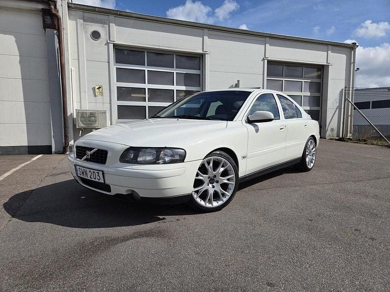 Vit Begagnad 2002 Volvo S60 Sedan | 59 000 kr - Bild 1/4