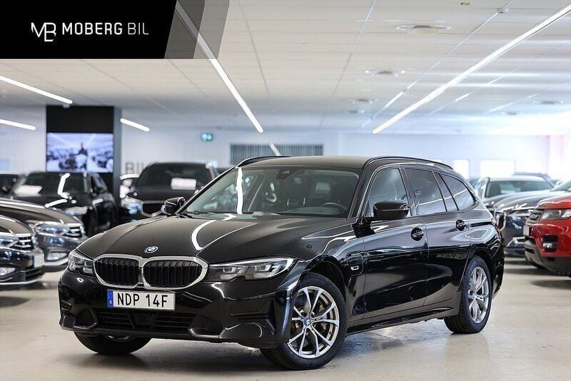 Svart Begagnad 2021 BMW 330e Shadowline Kombi | 279 900 kr (Marknadspris) - Bild 1/3