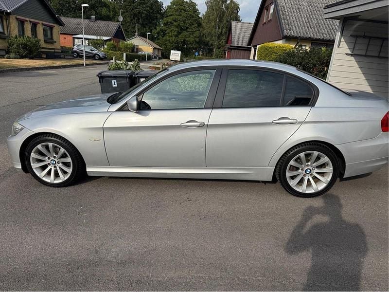 Grå Begagnad 2011 BMW 320 Sedan | 89 000 kr (Marknadspris) - Bild 1/4