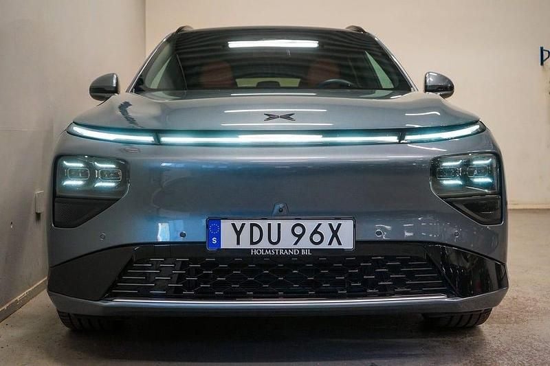Begagnad XPENG G9 405 kW (551 HK) 2023 Grå SUV