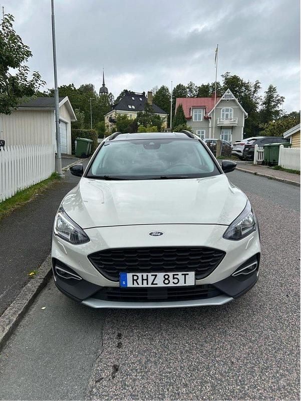 Vit Begagnad 2019 Ford Focus Active Halvkombi | 175 000 kr (Lite dyr) - Bild 1/4