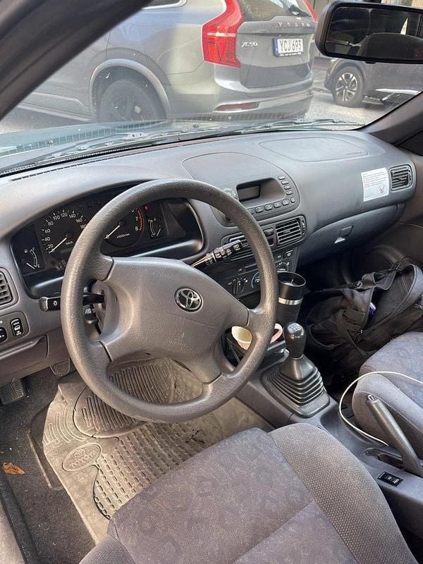 Grön Begagnad 2000 Toyota Corolla Halvkombi | 20 000 kr - Bild 1/4