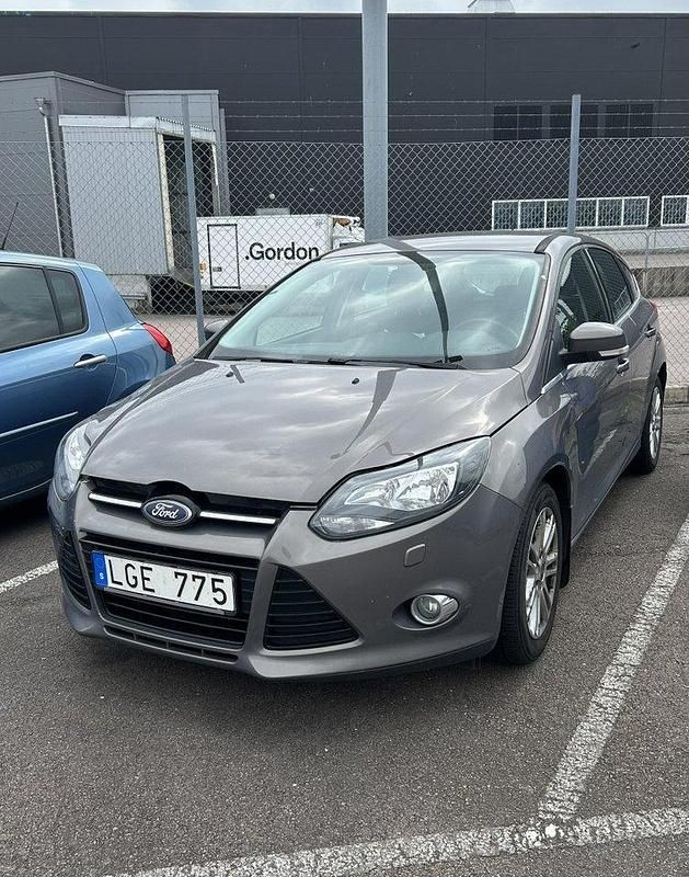 Brun Begagnad 2012 Ford Focus Titanium Halvkombi | 29 000 kr (Superpris) - Bild 1/4
