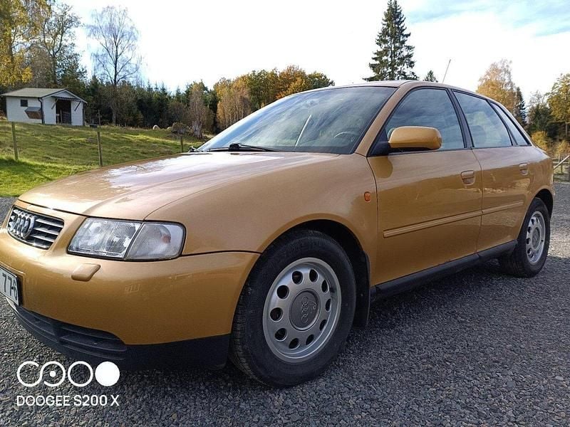 Gul Begagnad 2000 Audi A3 Attraction Halvkombi | 19 000 kr (Marknadspris) - Bild 1/4