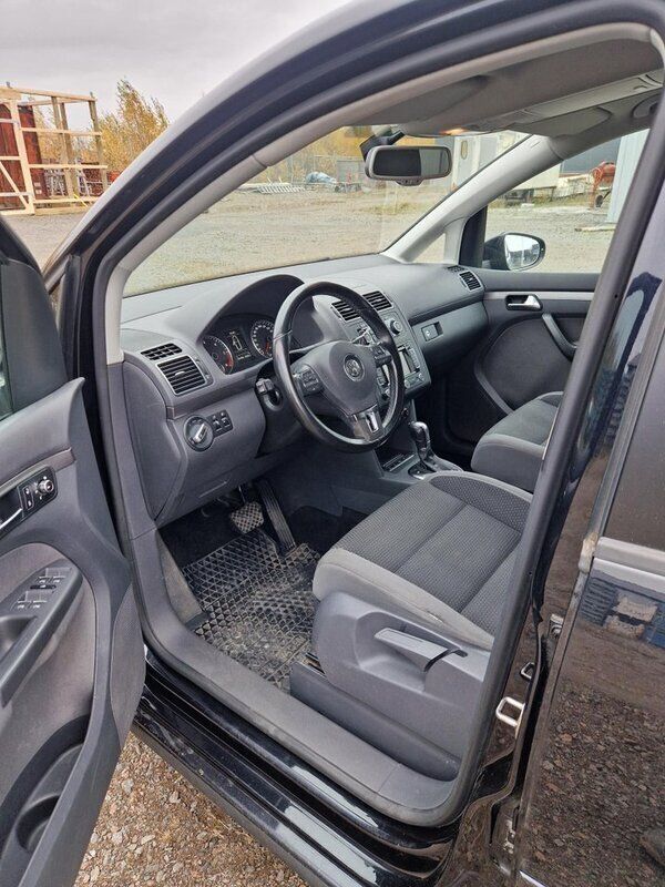 Svart Begagnad 2012 VW Touran Minibuss | 62 500 kr (Superpris) - Bild 1/4