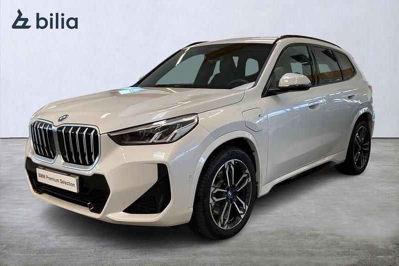 Vit Begagnad 2025 BMW X1 M Sport SUV | 538 600 kr (Marknadspris) - Bild 1/4