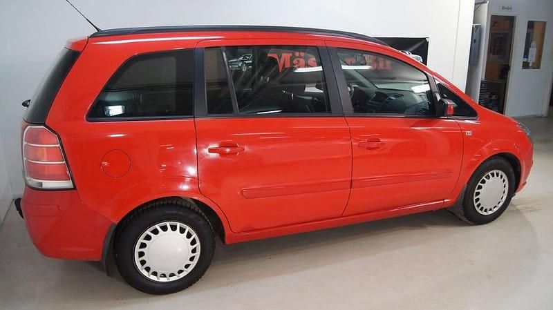 Begagnad Opel Zafira 141 HK (103 kW) 2006 Röd Minibuss