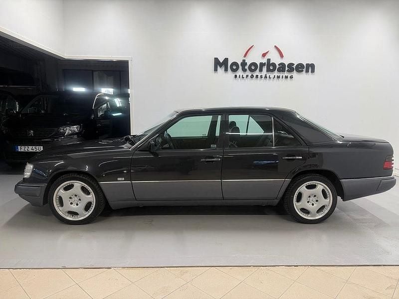 Begagnad Mercedes E400 279 HK (205 kW) 1993 Svart Sedan
