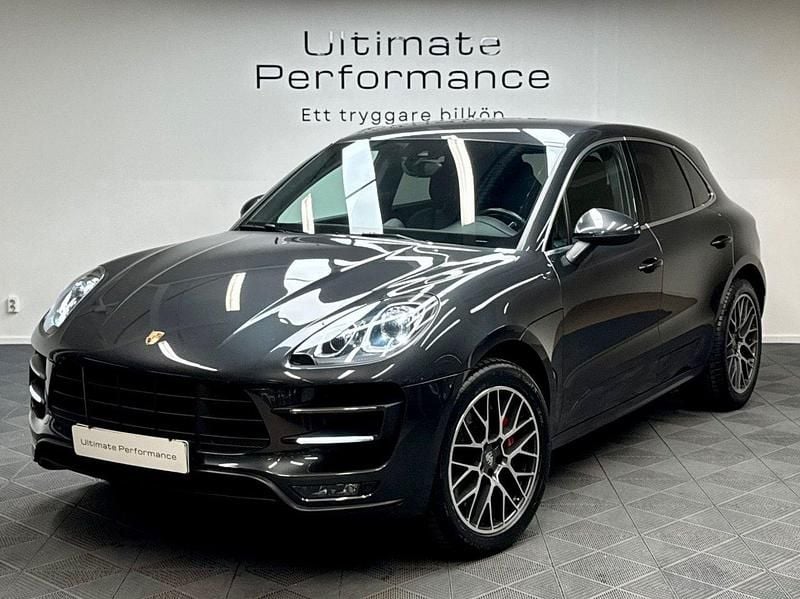 Grå Begagnad 2018 Porsche Macan Turbo Performance Package SUV | 499 000 kr (Marknadspris) - Bild 1/4
