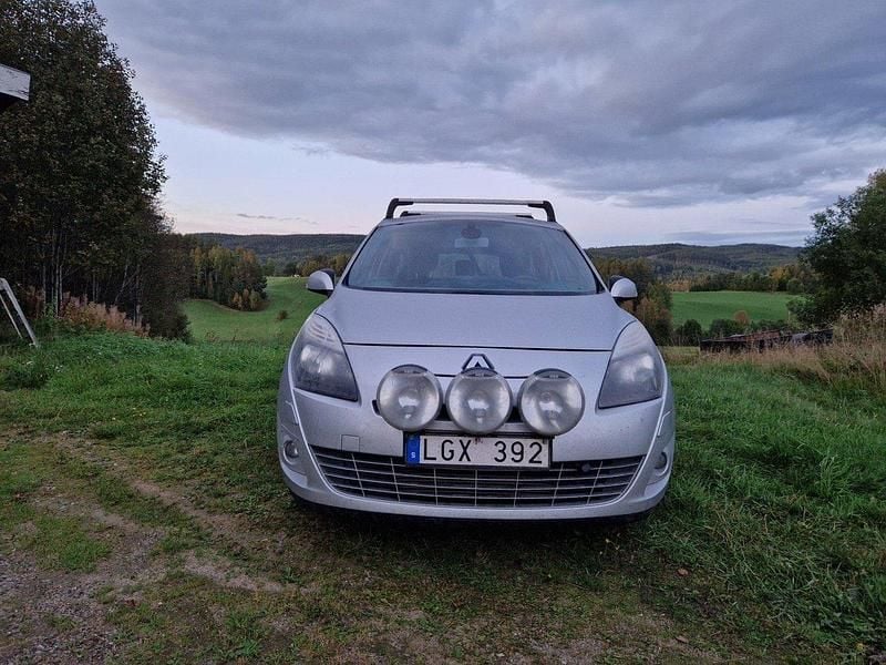 Begagnad Renault Grand Scénic III 110 HK (80 kW) 2011 Silver Minibuss