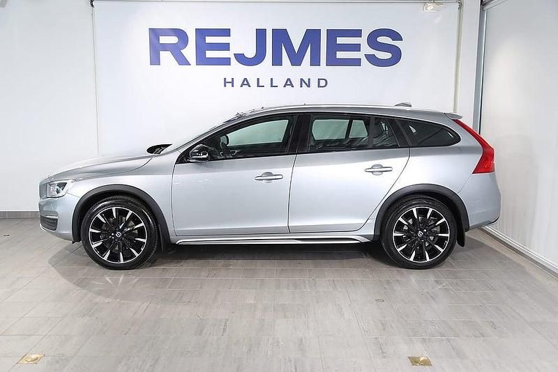 Begagnad Volvo V60 CC Summum 150 HK (110 kW) 2015 Silver Kombi
