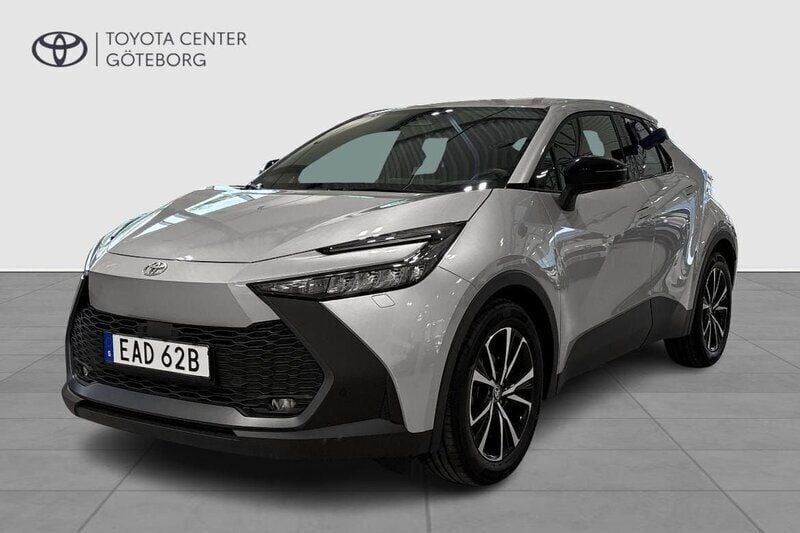 Silver Begagnad 2024 Toyota C-HR Style SUV | 349 900 kr (Marknadspris) - Bild 1/3