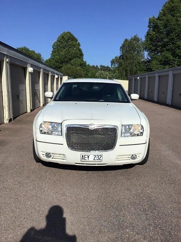 Vit Begagnad 2006 Chrysler 300C Executive Sedan | 75 000 kr - Bild 1/4
