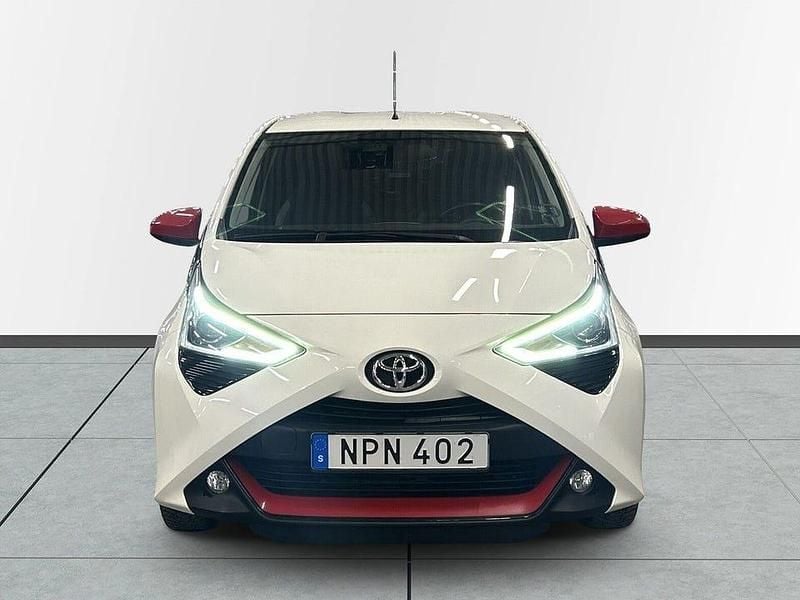 Begagnad Toyota Aygo X-play 72 HK (52 kW) 2018 Vit Halvkombi
