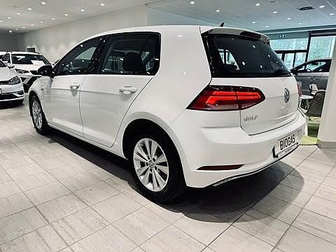 Begagnad VW Golf VII 131 HK (96 kW) 2019 Vit Halvkombi