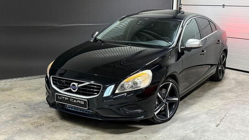Svart Begagnad 2012 Volvo S60 R-Design Sedan | 157 800 kr (Marknadspris) - Bild 1/4