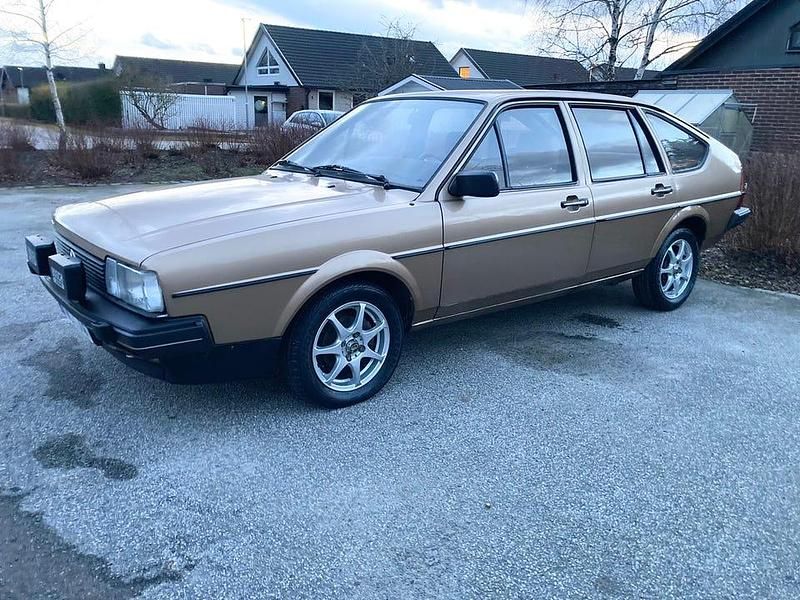 Begagnad VW Passat 115 HK (84 kW) 1981 Sandmetallic Halvkombi