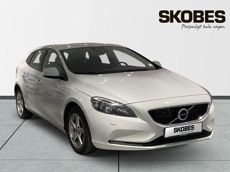 Vit Begagnad 2018 Volvo V40 Business Edition Halvkombi | 139 900 kr (Marknadspris) - Bild 1/3