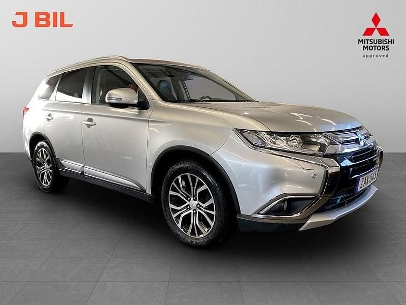 Begagnad Mitsubishi Outlander 150 HK (110 kW) 2017 Silver SUV