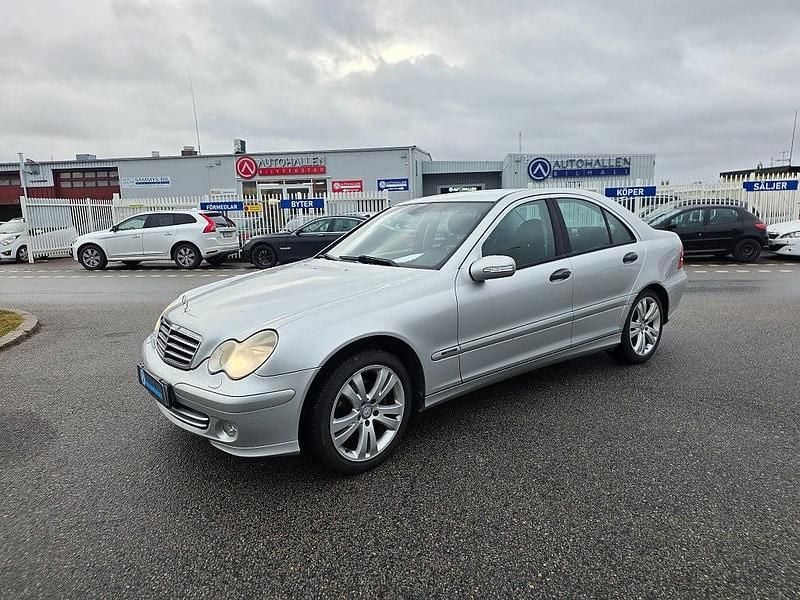 Silver Begagnad 2004 Mercedes C180 Sedan | 45 200 kr (Marknadspris) - Bild 1/4